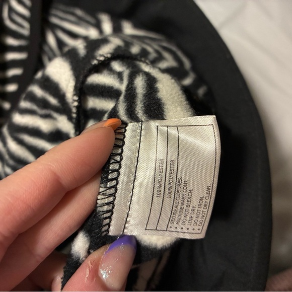 Ariat Size XL Black Jacket Zip Up w/Zebra Print
Micro Fleece Lining Soft Shell - Picture 5 of 14